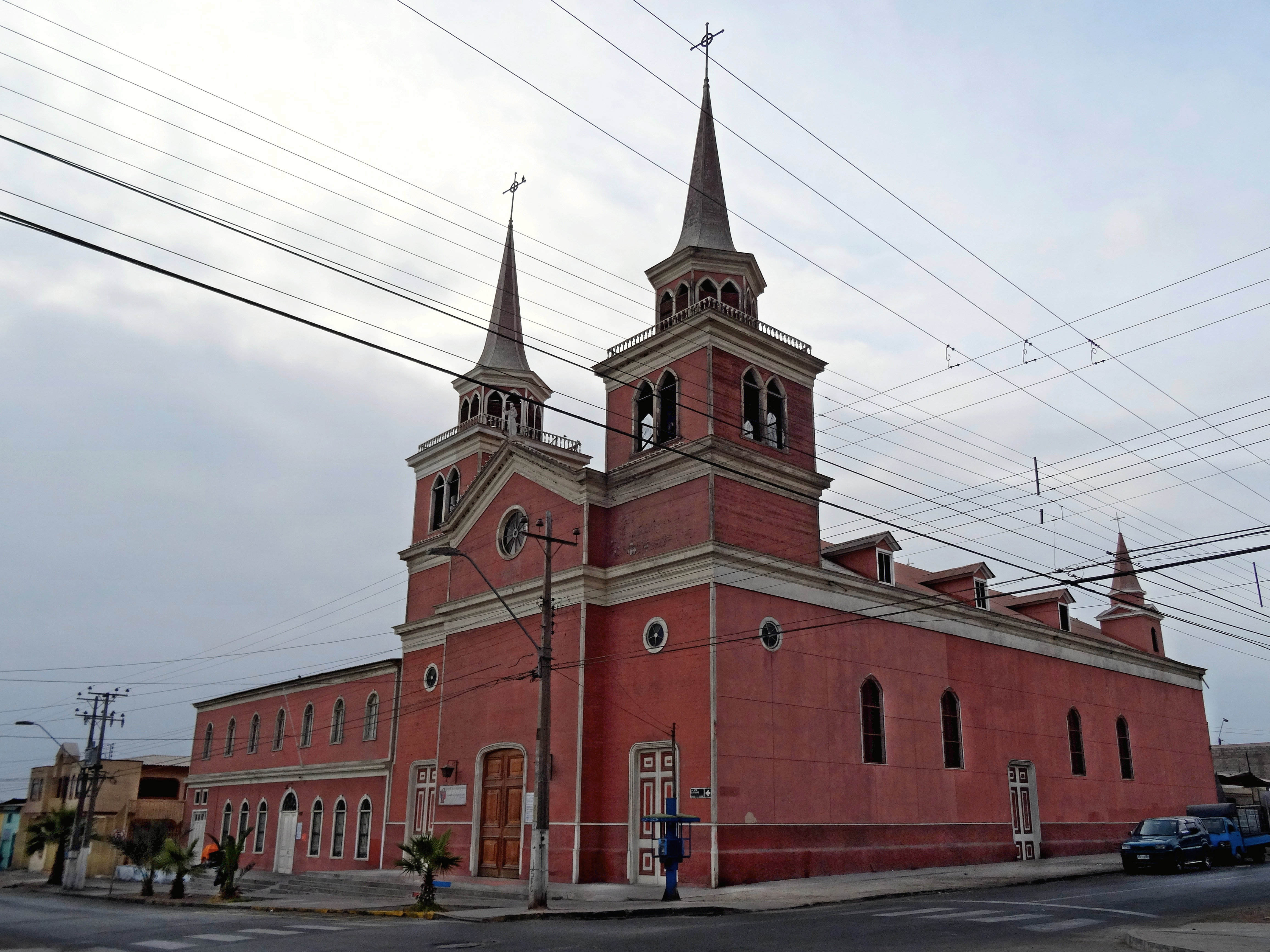 Fachada del templo neogótico de San Antonio de Padua