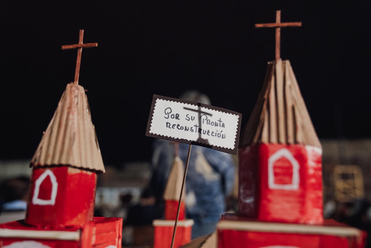 Velatón comunitaria con maqueta artesanal del templo